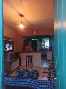 een woonkamer met een bank en een keuken bij Casa da Ilsinha in Lençóis