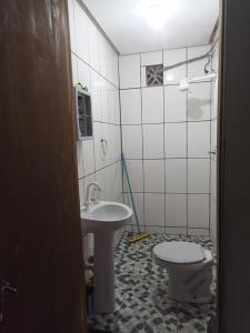 a bathroom with a toilet and a sink at Casa da Ilsinha in Lençóis