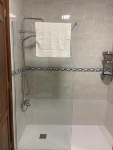une douche avec une serviette blanche suspendue dans l'établissement Casa Costa Molina, à Puntallana