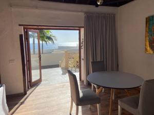 uma sala de jantar com uma mesa e vista para o oceano em Casa Costa Molina em Puntallana