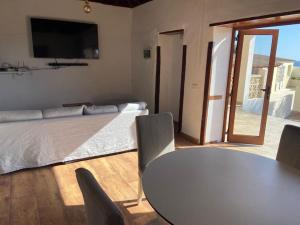 um quarto com uma cama, uma mesa e cadeiras em Casa Costa Molina em Puntallana