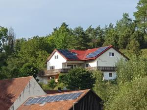 ein Haus mit Sonnenkollektoren auf dem Dach in der Unterkunft Haus Goldfuß in Pottenstein