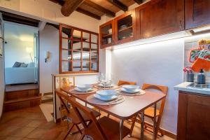 uma sala de jantar com uma mesa e cadeiras numa cozinha em Panoramic Apartment - A due passi dal centro - Vicino alla Mini Metro Pincetto em Perugia