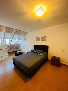 Ένα ή περισσότερα κρεβάτια σε δωμάτιο στο Duplex a media cuadra de la Embajada EEUU