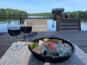 eine Schüssel Essen und zwei Gläser Wein auf dem Tisch in der Unterkunft Parc de l'Île Melville 2 - Maison flottante in Shawinigan