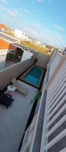 een balkon met een zwembad in een gebouw bij aruba Villas in Noord