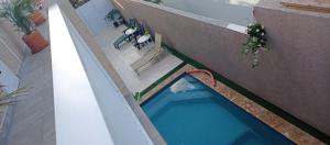 een uitzicht over een zwembad op een gebouw bij aruba Villas in Noord