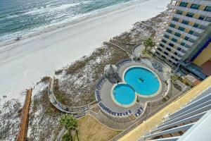 een uitzicht over een hotel en het strand bij Summer House 1402A in Orange Beach
