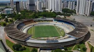 un estadio con un campo de fútbol frente a una ciudad en Flat aconchegante no Jardim Goias en Goiânia