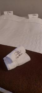 - une serviette blanche assise sur un lit dans l'établissement Vila MINA, à Bajina Bašta
