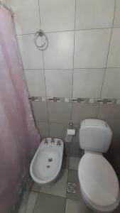 a small bathroom with a toilet and a bidet at Alícia in Mar del Plata