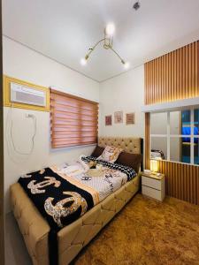 um quarto com uma cama com um cobertor de cobra em 2 BR SMDC Vine Residences em Manila