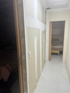 a hallway with a door to a room with a bed at Casa 3 quartos portinho Cabo Frio in Cabo Frio