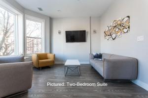 Μια τηλεόραση ή/και κέντρο ψυχαγωγίας στο Amazing Location! - Modern 2BR Apts Right Next to Wrigley Field, Gallagher Way Park and Transit