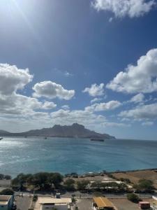 einen Blick auf das Meer und die Berge in der Ferne in der Unterkunft Ocean View Santa Filomena in Mindelo