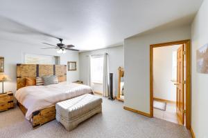 - une chambre avec un lit et un ventilateur de plafond dans l'établissement Angel Fire Townhome with Hot Tub 2 Mi to Ski Resort, à Angel Fire