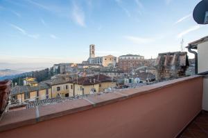uma vista para uma cidade a partir do telhado de um edifício em Panoramic Apartment - A due passi dal centro - Vicino alla Mini Metro Pincetto em Perugia