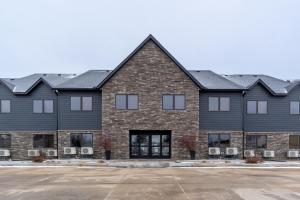 una gran casa de ladrillo con techo negro en Norland Inn & Suites Roseau, en Roseau