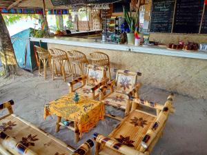 une table et des chaises devant un restaurant dans l'établissement BH Beachfront Homestay, à El Nido