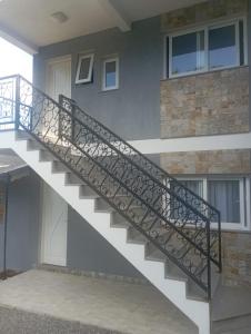 ein Treppengeländer an der Seite eines Hauses in der Unterkunft Aconchego Apartamentos da Serra in Canela