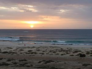 a sunset on a beach with the ocean at Pandora Ocean View am Praia Cabral in Sal Rei