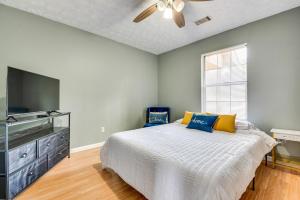 1 dormitorio con 1 cama y ventilador de techo en Douglasville Gem - Minutes from Historic Downtown! en Douglasville