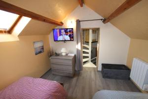 una camera con letto e TV a parete di La Crieloise 4* a Criel-sur-Mer
