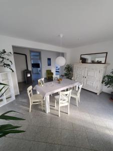 a white table and chairs in a living room at Große 3 Zi Wohnung auf der Pferde Farm in Lahr-Dinglingen