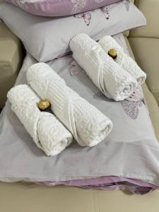a pile of white pillows on a bed at Cozy Central Apartment in Sighetu Marmaţiei