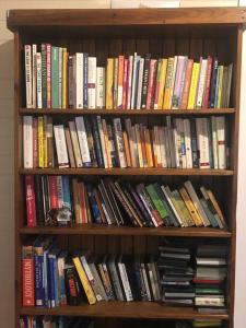 ein Bücherregal voller Bücher in der Unterkunft Free Wi-fi, spacious, Netflix. Long term discount in Bundaberg