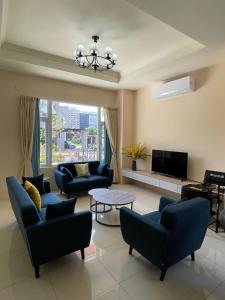 台東市的住宿－台東風巢民宿，客厅配有蓝色的家具和电视。