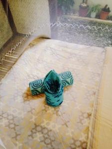 un objeto azul sentado en la parte superior de una cama en BH Beachfront Homestay en El Nido