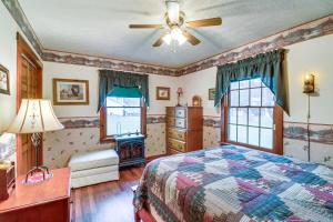 - une chambre avec un lit et un ventilateur de plafond dans l'établissement Charming Newark Home Less Than 10 Mi to Buckeye Lake, à Newark