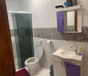 ein Badezimmer mit Toilette und Waschbecken in der Unterkunft Refúgio perto do Mar: Ótima casa a 350m da praia in Pontal do Paraná + 16 Fotos