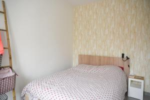 Tempat tidur dalam kamar di Pleasant love cocoon of 30 m in Clichy