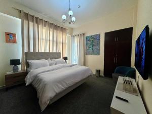 1 dormitorio con cama, escritorio y ventana en Master Room, en Dubái
