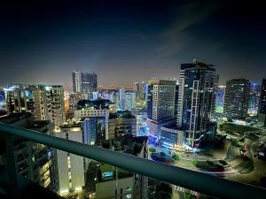 - Vistas a la ciudad por la noche en Master Room, en Dubái