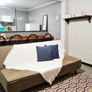 特雷索波利斯的住宿－Hospedagem Doce Lar - Casa Manacá，一张沙发,上面有枕头,放在房间里