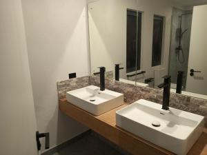 Een badkamer bij Sanctuary Villa