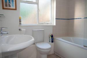 ein Badezimmer mit Toilette, Waschbecken und Badewanne in der Unterkunft Cosy private cottage near beach in Ilfracombe + 18 Fotos