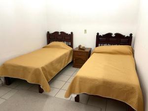 two beds sitting next to each other in a room at Meson la Esperanza in Lagos de Moreno