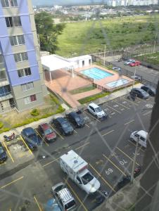widok z powietrza na parking z basenem w obiekcie apartamento cerca al aeropuerto parqueadero privado conjunto cerrado bilbao w mieście Cúcuta
