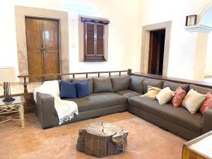 sala de estar con sofá y almohadas en Meson la Esperanza, en Lagos de Moreno