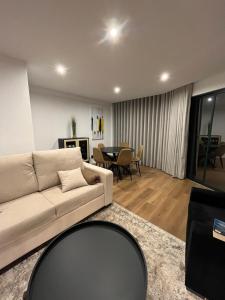 - un salon avec un canapé et une table dans l'établissement Luxury View Apartment Funchal, à Funchal