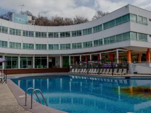 Bazén v ubytování Hotel Puente Nacional & Spa nebo v jeho okolí