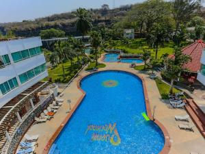 an overhead view of a swimming pool at a resort at Hotel Puente Nacional & Spa in Puente Nacional
