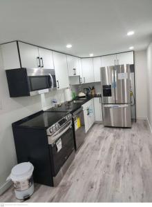 溫尼伯的住宿－Cozy & Private Entire Basement，厨房配有炉灶和冰箱。