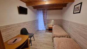 ヴィスワにあるAlaskaのソファ、テーブル、窓が備わる客室です。