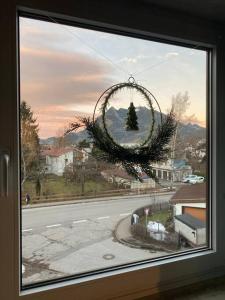 a window with a christmas wreath on a street at Grünes Stüble Allgäuer Alpen in Sonthofen