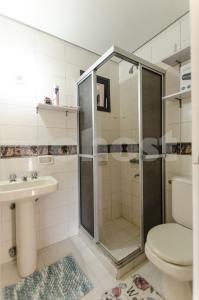 uma casa de banho com um chuveiro, um WC e um lavatório. em NO - Durand em Assunção